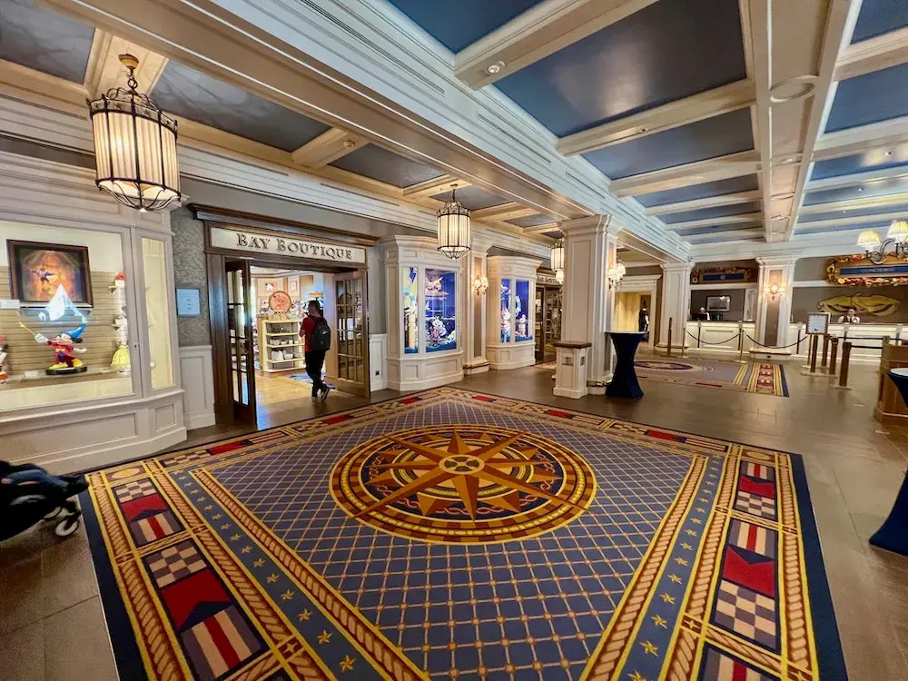 Lobby principal del Hotel Newport inspirado en un club náutico de Nueva Inglaterra